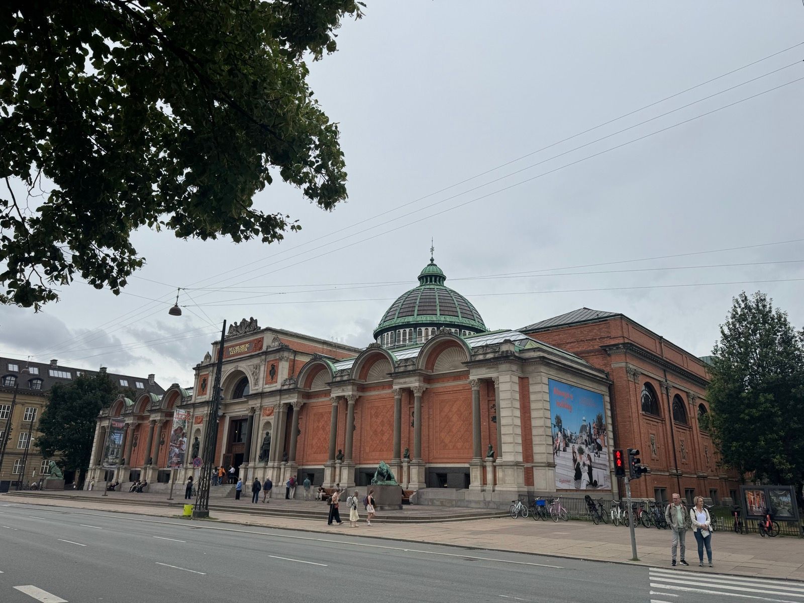 Strolling the Glyptoteket to get out of the rain.