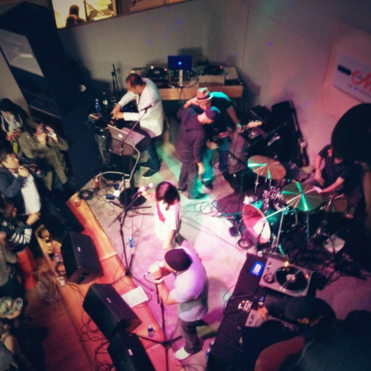 mirrored image from https://66.media.tumblr.com/tumblr_m8955fdxqT1qzoybuo1_1280.jpg without alt text, sorry