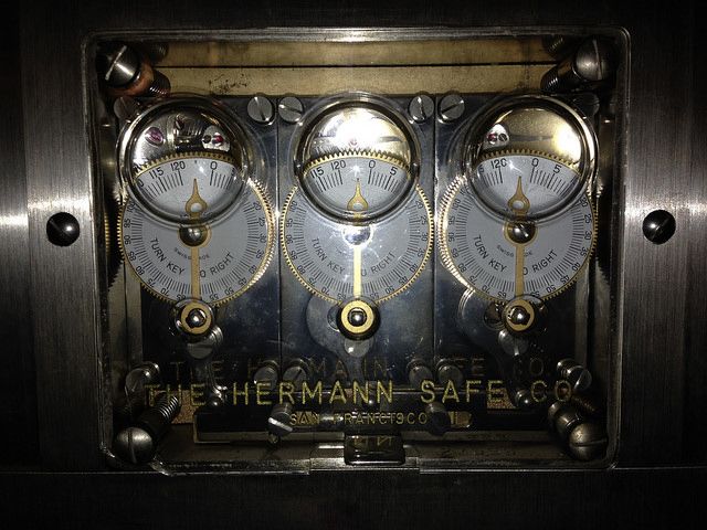 mirrored image from https://66.media.tumblr.com/b5f468b7deb0d3796313ed707312af7a/tumblr_n98ze3AfKv1qzoybuo1_640.jpg without alt text, sorry