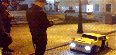 mirrored image from https://66.media.tumblr.com/cf2d67aa52b12569f30e220dfa54e102/tumblr_nitcjmFw6l1qdlh1io1_400.gif without alt text, sorry