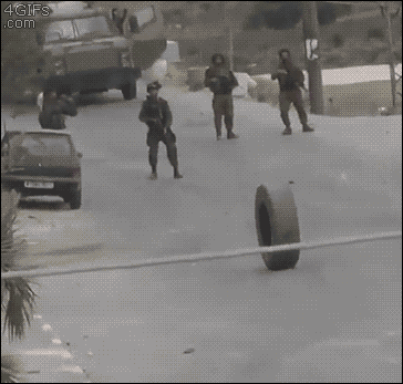 mirrored image from https://66.media.tumblr.com/5ea378046e89573c39ac0f241107c568/tumblr_n72zj0uhJp1qdlh1io1_400.gif without alt text, sorry