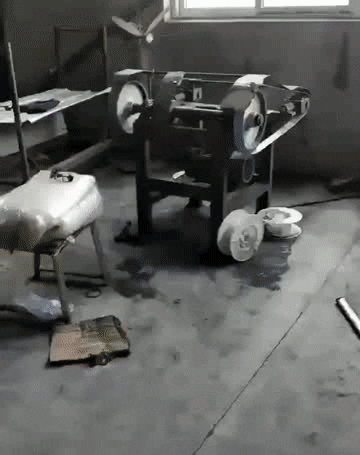 mirrored image from https://66.media.tumblr.com/576736a4da703a4899311fe75dbb65a5/tumblr_p9320jSPK51xoyw8po1_400.gif without alt text, sorry
